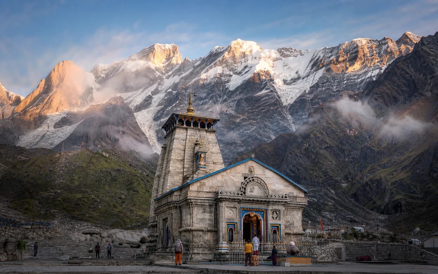 Kedarnath Temple beneath the Himalayan peaks in Uttarakhand